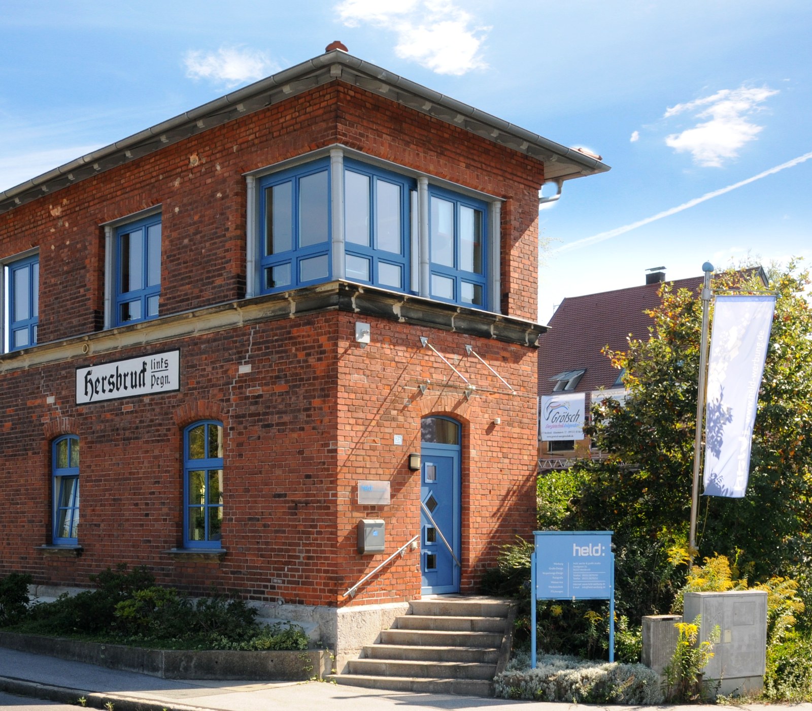Das Studio von held im historischen Stellwerk Hersbruck links Pegnitz